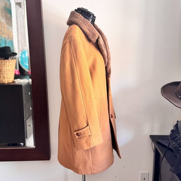 Vintage JCPenney The Men’s Shop Camel Wool Coat w/ Faux Fur Collar – Size 40R - Picture 3 of 9